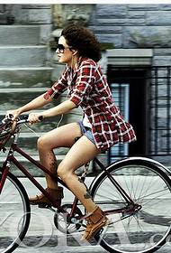 Euroopassa ja Amerikassa superkaunis pyöräilijä kauneus ruudullinen paita tupsu nilkkurit kuvat
