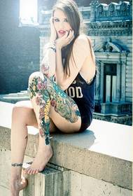 секси странска убавина мала цветна нога шема на тетоважа слика