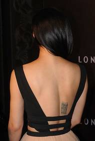 Yuan Yu torna sexy tatuaggio sanscrito
