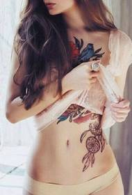 seksīgs karsts skaistums ar skaistu ziedu tetovējumu
