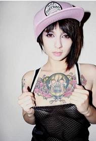 Europese en Amerikaanse meisjes borst persoonlijkheid mode roos tattoo foto foto