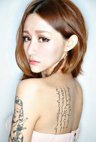 Fumare e bere teste calde: le ragazze grandi che amano i tatuaggi hanno delle foto