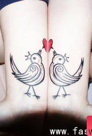 Tatuaj cu braț cuplu model tatuaj clasic