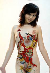 Figura esvelta de beleza sexy oriental en fotos de tatuaxes sexy