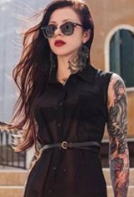 Foto del tatuaggio di bellezza selvaggia