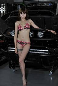 Bikini modèle de voiture sexy beauté modèle de tatouage