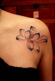 bonic tatuatge de lotus a l'espatlla