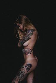 ragazza sexy tatuativa europea è americana