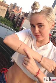 Tatuaggio della personalità di Melly Sellers