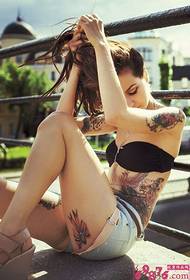 Di bawah matahari, gadis menunjukkan tato kepribadian