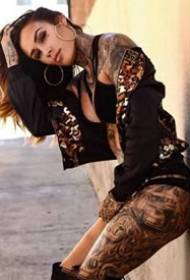 Apprezzamento europeo sexy dell'immagine del tatuaggio della ragazza