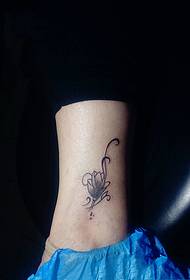 tatuaggio bellissimo motivo floreale bellissimo fiore