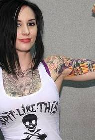 Ragazza bruna che indossa un tatuaggio