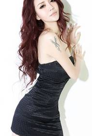Sexy teder model toont mooi en mooi meisje tattoo foto foto