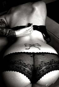 seksi lepota zadnjica majhen lok tatoo