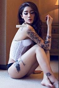 gyönyörű szépség modell Wang Xiran szexi tetoválás kép