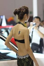 Bella foto di modello di auto di bellezza del tatuaggio