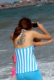أزياء مثير بيكيني الجمال شخصية شاطئ البحر الخلفي صورة الوشم