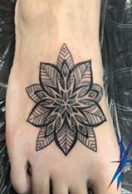 Black Flower тату кыздын көтөрүү боюнча көтөрүү сүрөт