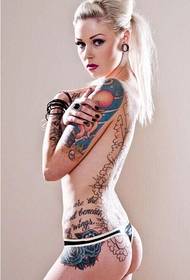 Foto di moda ragazza tatuaggio modello