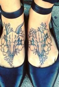 ragazza del tatuaggio del piede sul collo del piede di fiori e immagini di tatuaggi di ossa di animali