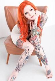 Uma foto de tatuagem de menina quente e clara