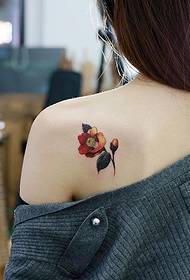 femia como un fresco e fermoso patrón de tatuaxe de flores