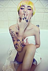 foto sexy del tatuaggio della personalità di tentazione del bagno