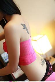 Molte foto di tatuaggi su belle donne