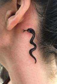 По тетоважа на вратот девојка црна змија тетоважа слика зад вратот