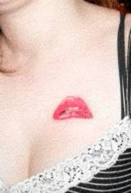 tatouage de poitrine super tentant imprimé lèvre