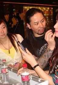 Bella ragazza e tatuatrice