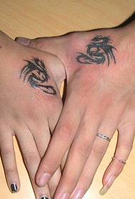 Patrón de tatuaje de pareja: imagen de patrón de tatuaje de dragón de tótem de pareja de mano clásica
