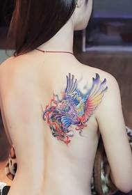 Όμορφη εικόνα τατουάζ phoenix σε όμορφη γυναίκα