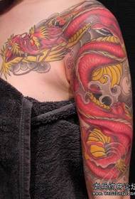 un bellissimo modello di tatuaggio drago scialle color braccio