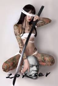 Japansk tatoveringsskjønnhet - Japansk stil med et samurai tatoveringsfotograferingsfoto
