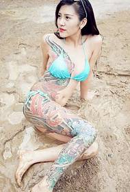 coole schöne und schöne weibliche Modell Persönlichkeit Tattoo Bild Bild