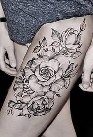 Deer Tattoo e Flower Tattoo Pattern sulla parte posteriore di bellezza
