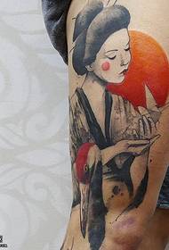 Japans schoonheid tattoo patroon op de dij