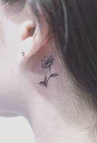 varietate Micul model de tatuaj de flori proaspete și minunate din fete provine