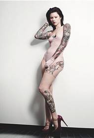 foto sexy del modello del tatuaggio ragazza prepotente