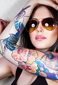 A bellezza diventa un modellu di tatuatu più sexy