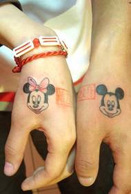 mão cartoon Mickey casal tatuagem padrão