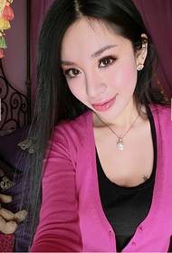 glamour giovane donna corpo sexy irritante foto privata foto tatuaggio autoritratto