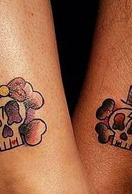 par vzorec tatoo: noga par srčkan majhen lobanjski tatoo vzorec