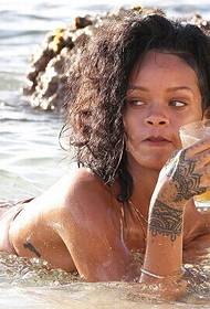 Bikini Rihanna keindahan pola tato seksi