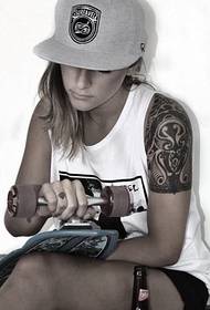la ragazza del tatuaggio si è innamorata dei giorni di skateboard