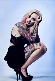 vacker glamorös utländsk skönhet mode temperament tatuering bild bild