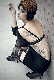 ξένη όμορφη ομορφιά γοητεία πίσω μέση εικόνα τατουάζ τατουάζ