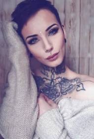 tatueringsskönhet för kort hår - en grupp utländska europeiska och amerikanska tatueringsskönhetsbilder för korthår